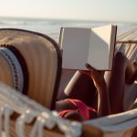 Tre libri da leggere sotto l'ombrellone che fanno pensare senza appesantire
