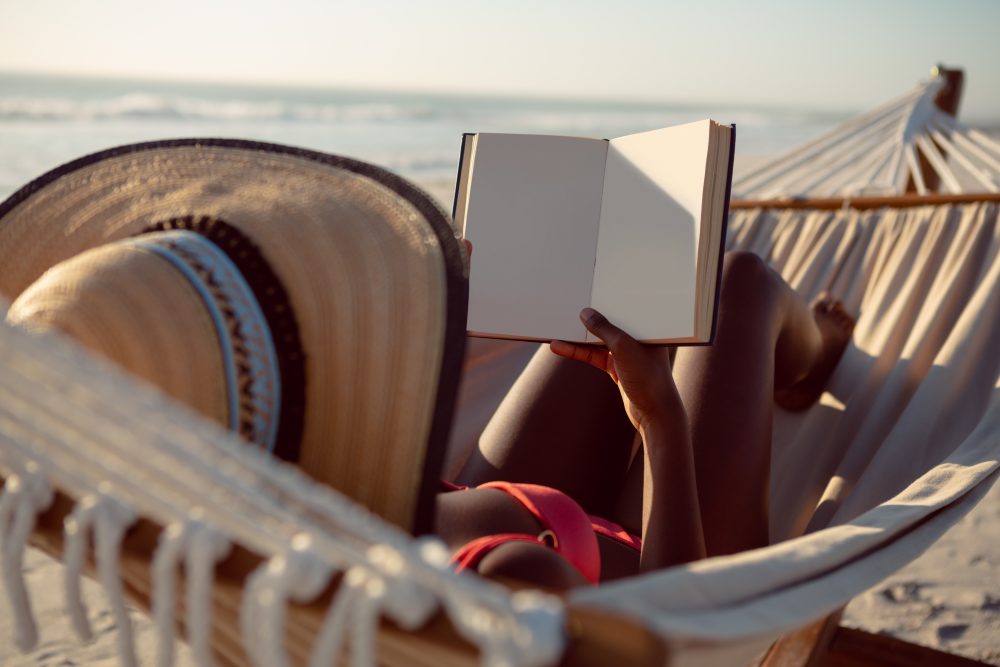 Tre libri da leggere sotto l'ombrellone che fanno pensare senza appesantire