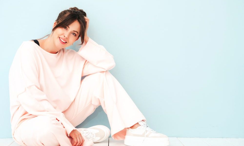 Comfy chic. Il confine tra pigiama e outfit è definitivamente scomparso