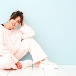 Comfy chic. Il confine tra pigiama e outfit è definitivamente scomparso