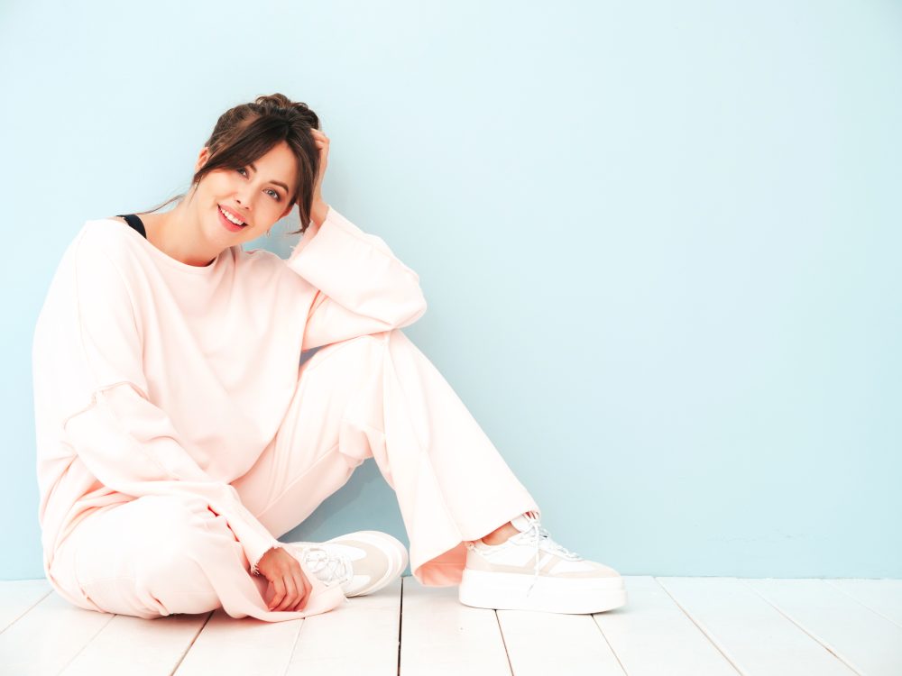 Comfy chic. Il confine tra pigiama e outfit è definitivamente scomparso Comfy chic. Il confine tra pigiama e outfit è definitivamente scomparso