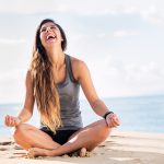 Yoga al mare: tutti i benefici del benessere tra onde, sole e sabbia
