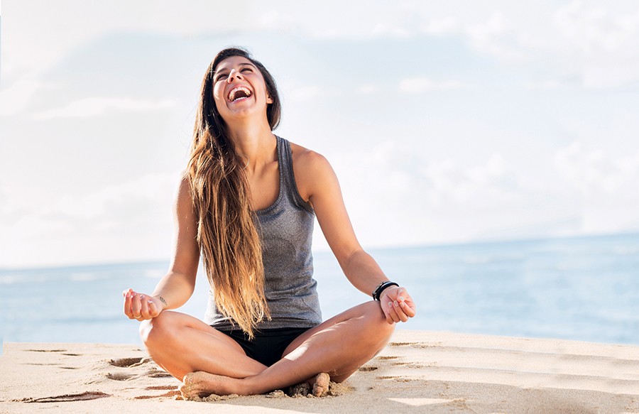 Yoga al mare: tutti i benefici del benessere tra onde, sole e sabbia