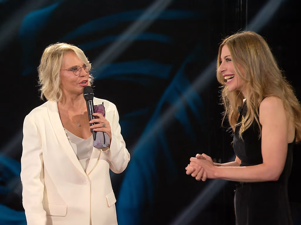 Un’amicizia d’acciaio e di stima profonda unisce due delle regine indiscusse della televisione italiana: Maria De Filippi (64) e Francesca Fagnani (49). [credito foto: ufficio stampa Rai]