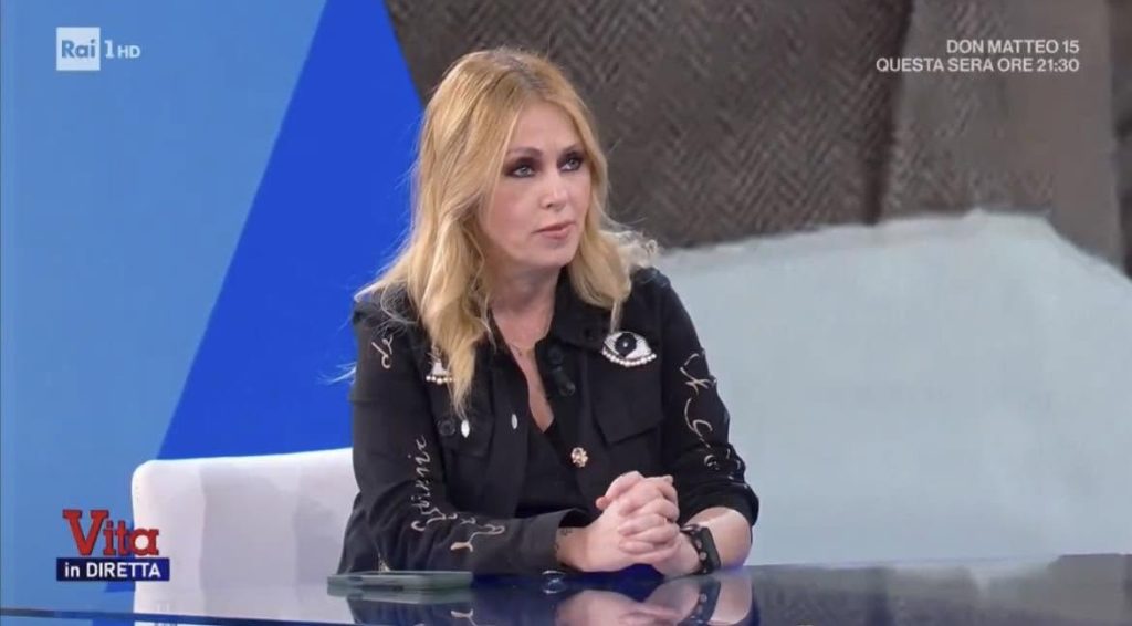 Roberta Bruzzone: «Vi insegno come difendervi dalle truffe» 2 Roberta Bruzzone (53) collabora stabilmente con Alberto Matano (53) nel programma di Rai 1 “Vita in Diretta”, dove interviene regolarmente in qualità di psicologa e criminologa per commentare i principali casi di cronaca nera.
