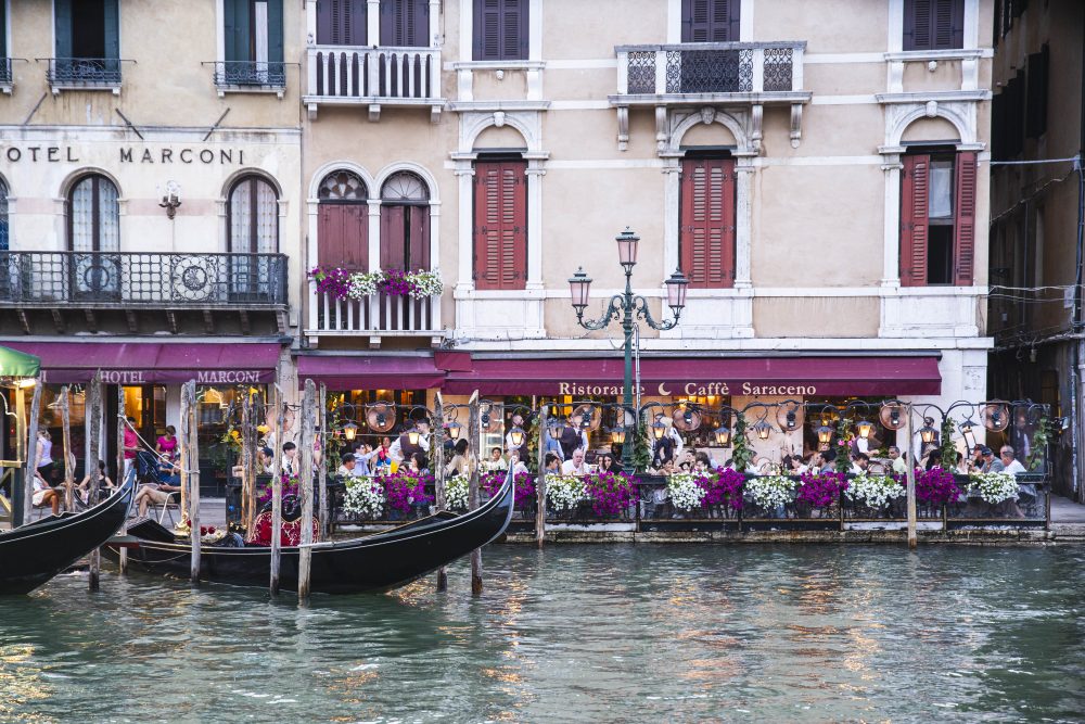 La "Mostra del Cinema di Venezia" accende il Lido per l’83^ edizione e a Rialto due ristoranti festeggiano il secolo di attività