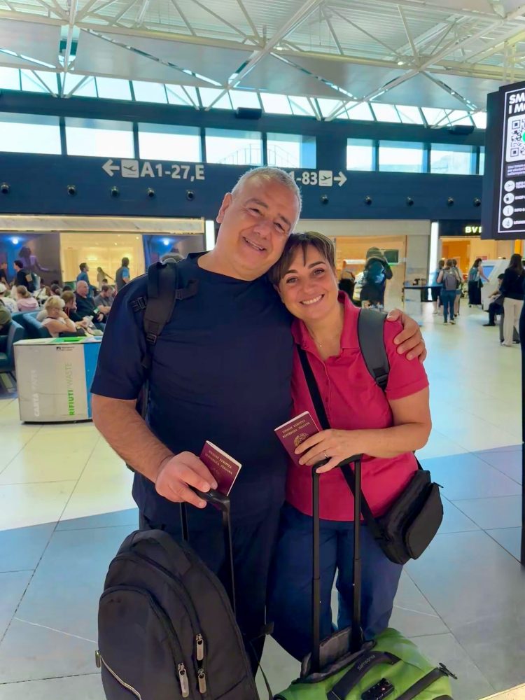Benedetta Rossi è diventata mamma a 53 anni: l’emozionante arrivo di Natacha e Sharlyn 2 Erano volati in Costa Rica per conoscere le figlie