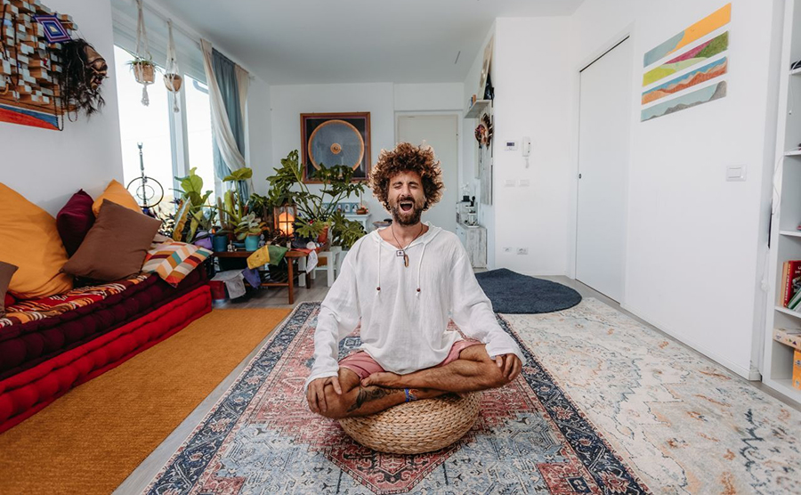 Gio Evan (38) unisce la sua arte poetica a un percorso di crescita interiore, proponendo pratiche di meditazione guidata e riflessioni spirituali ispirate a tradizioni sciamaniche e di ascolto profondo.