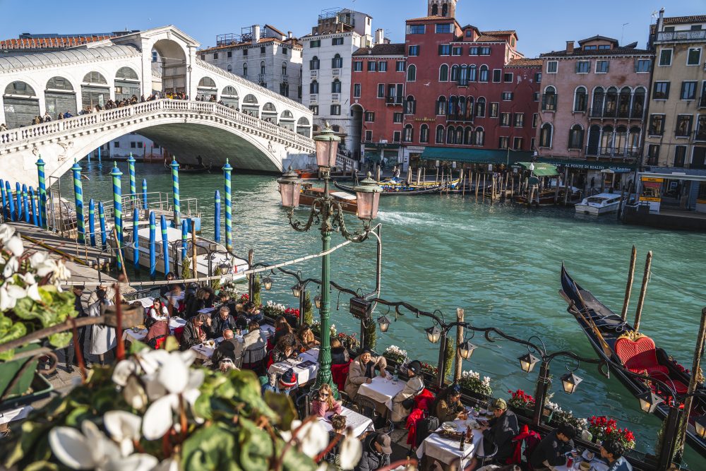 La "Mostra del Cinema di Venezia" accende il Lido per l’83^ edizione e a Rialto due ristoranti festeggiano il secolo di attività