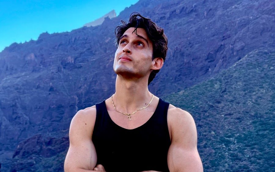 Alberto Ravagnani, il post-sacerdozio è a tutto show: tra “Ballando” e gli addominali social Alberto Ravagnani