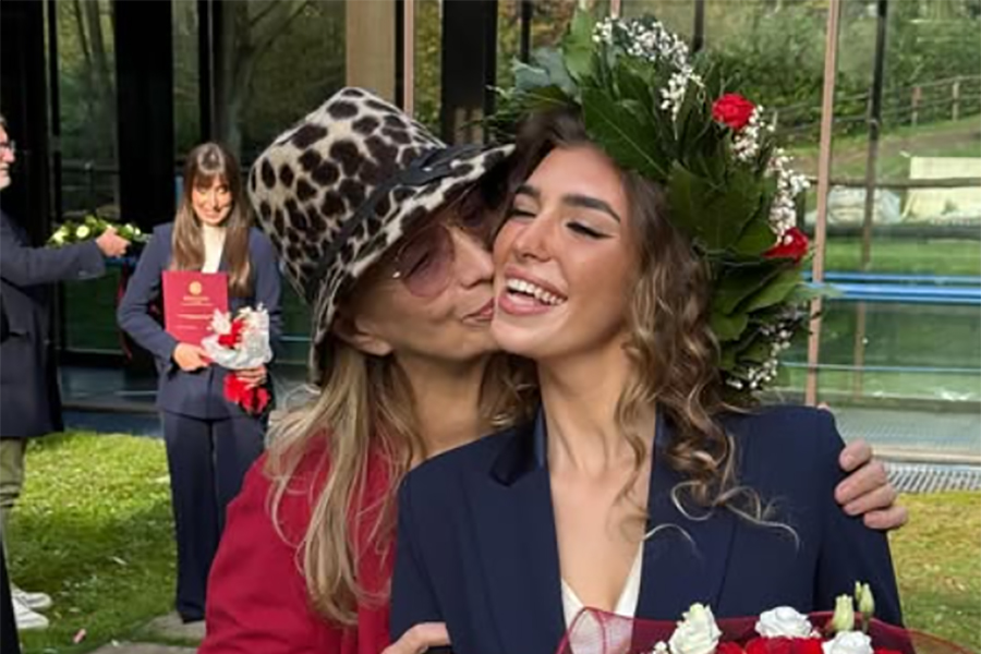 Iva Zanicchi: «Con me a teatro si torna a ridere. e... fa bene alla salute!» 1 Iva Zanichi (86) con la nipote Virginia, neo laureata.