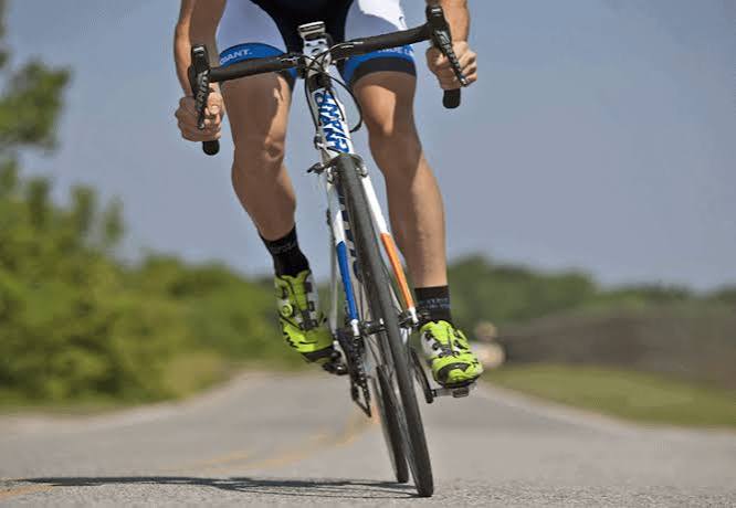 Torino, litiga con i ciclisti e li investe: sei feriti, uno è grave