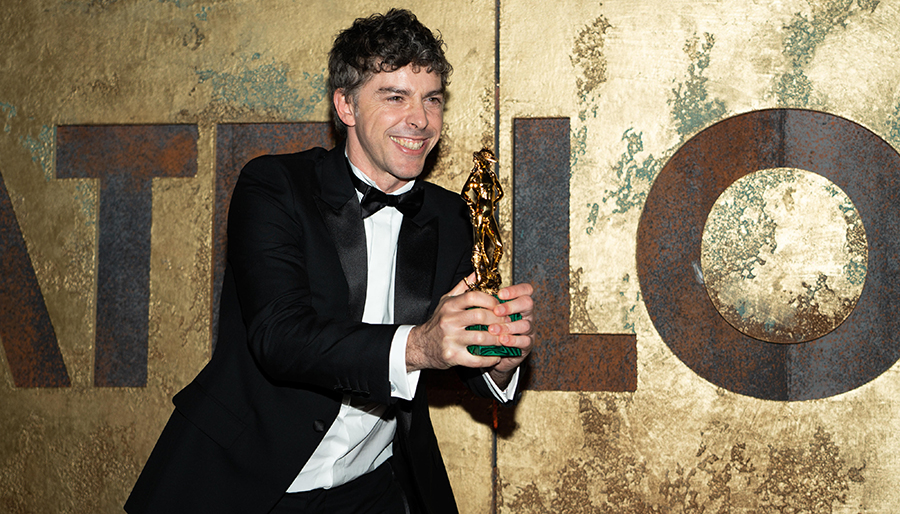 Michele Riondino: «Il cinema italiano? Ha solo da insegnare al mondo» 1 Michele Riondino (47) nel 2024 quando con il film "Palazzina Laf", ha vinto il premio come Miglior attore protagonista e il riconoscimento per il Miglior esordio alla regia ai David di Donatello.