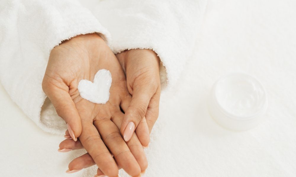 Le mani raccontano l'età più del viso, eppure raramente ce ne prendiamo cura