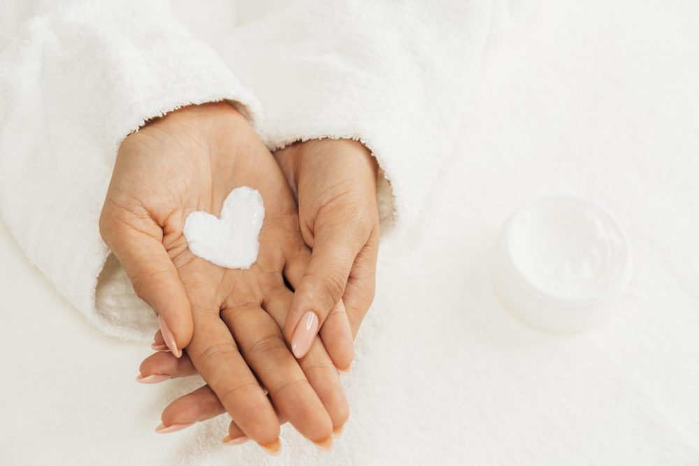 Le mani raccontano l’età più del viso, eppure raramente ce ne prendiamo cura Le mani raccontano l'età più del viso, eppure raramente ce ne prendiamo cura