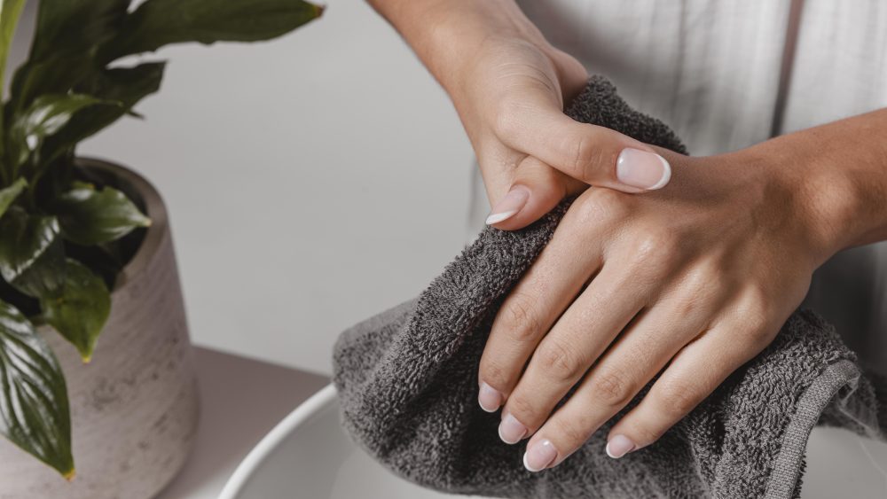 Le mani raccontano l'età più del viso, eppure raramente ce ne prendiamo cura 1 Le mani raccontano l'età più del viso, eppure raramente ce ne prendiamo cura