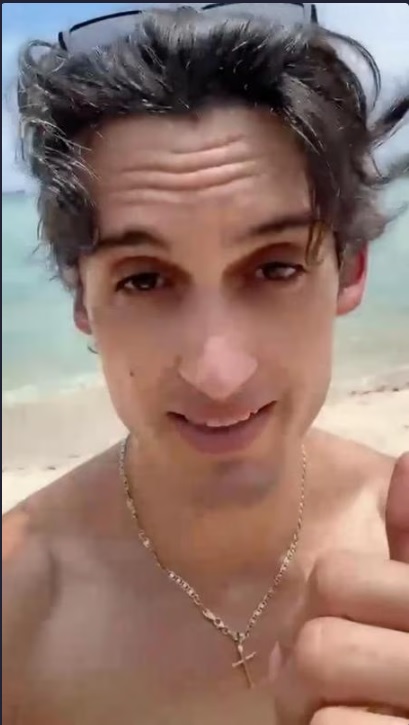 Alberto Ravagnani, il post-sacerdozio è a tutto show: tra “Ballando” e gli addominali social 1 Alberto Ravagnani, il post-sacerdozio è a tutto show: tra “Ballando” e gli addominali social