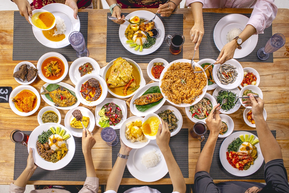 Convivialità a tavola: perché mangiare insieme allunga la vita 1 Convivialità a tavola: perché mangiare insieme allunga la vita