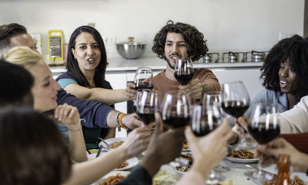 Convivialità a tavola: perché mangiare insieme allunga la vita