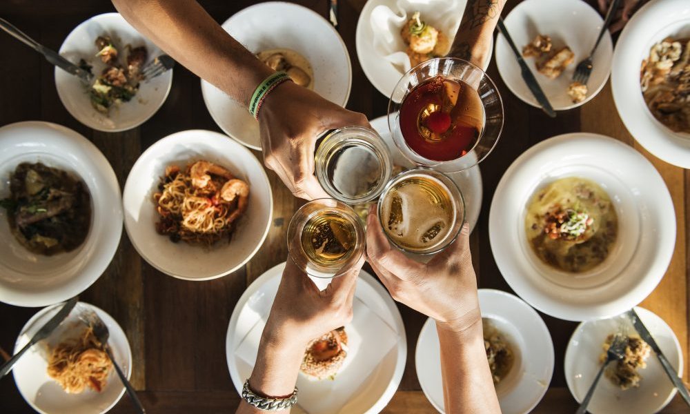 Cene con sconosciuti: la nuova amicizia si fa a tavola Cene con sconosciuti: la nuova amicizia si fa a tavola