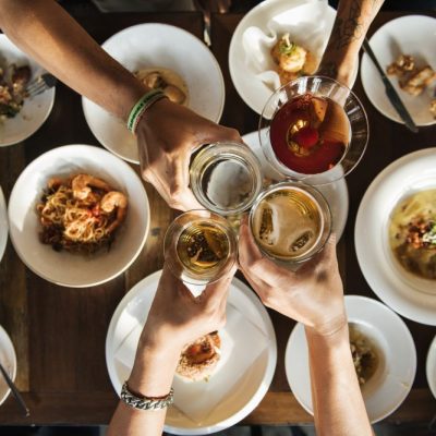 Cene con sconosciuti: la nuova amicizia si fa a tavola Cene con sconosciuti: la nuova amicizia si fa a tavola