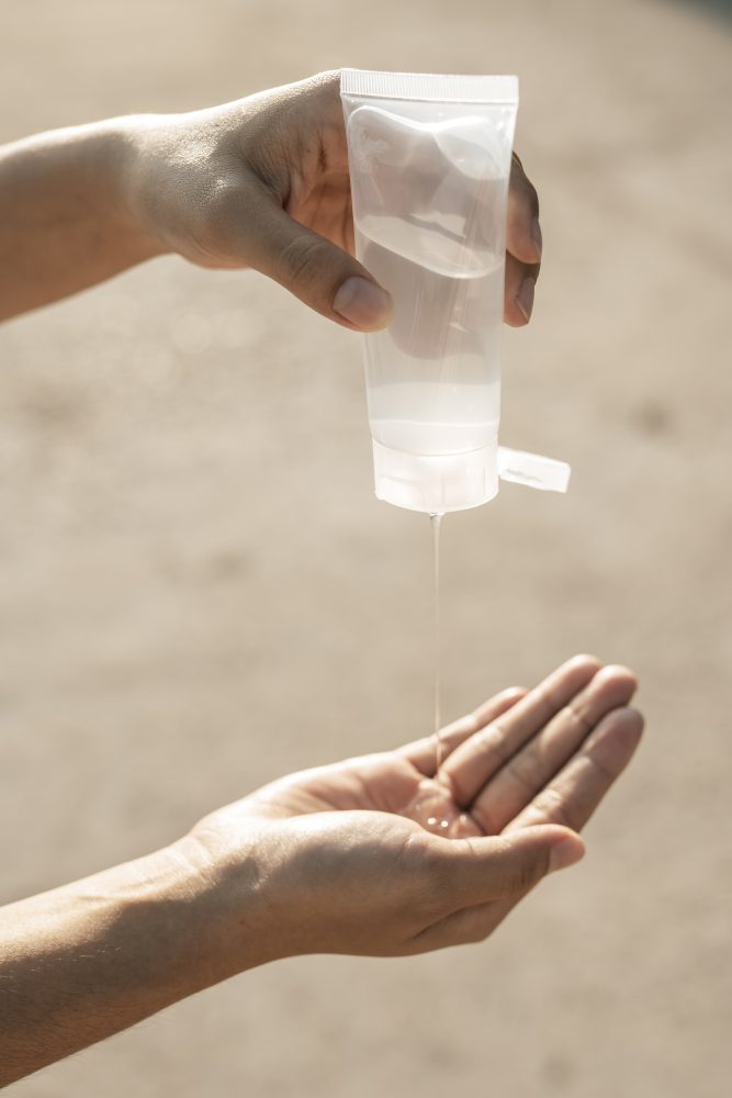 Le mani raccontano l'età più del viso, eppure raramente ce ne prendiamo cura 2 Le mani raccontano l'età più del viso, eppure raramente ce ne prendiamo cura