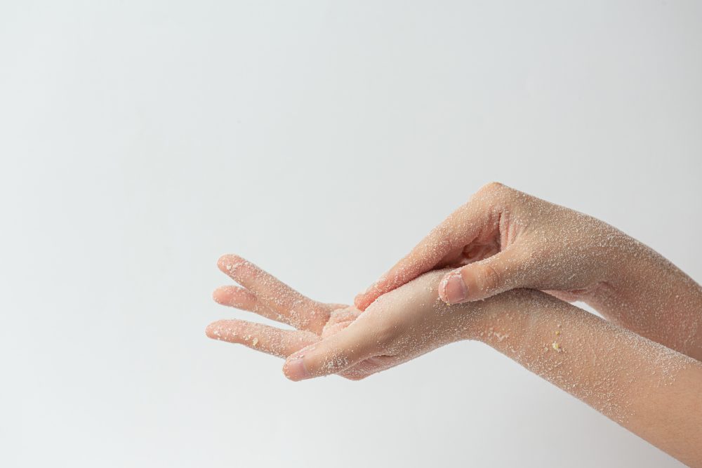 Le mani raccontano l'età più del viso, eppure raramente ce ne prendiamo cura 3 Le mani raccontano l'età più del viso, eppure raramente ce ne prendiamo cura