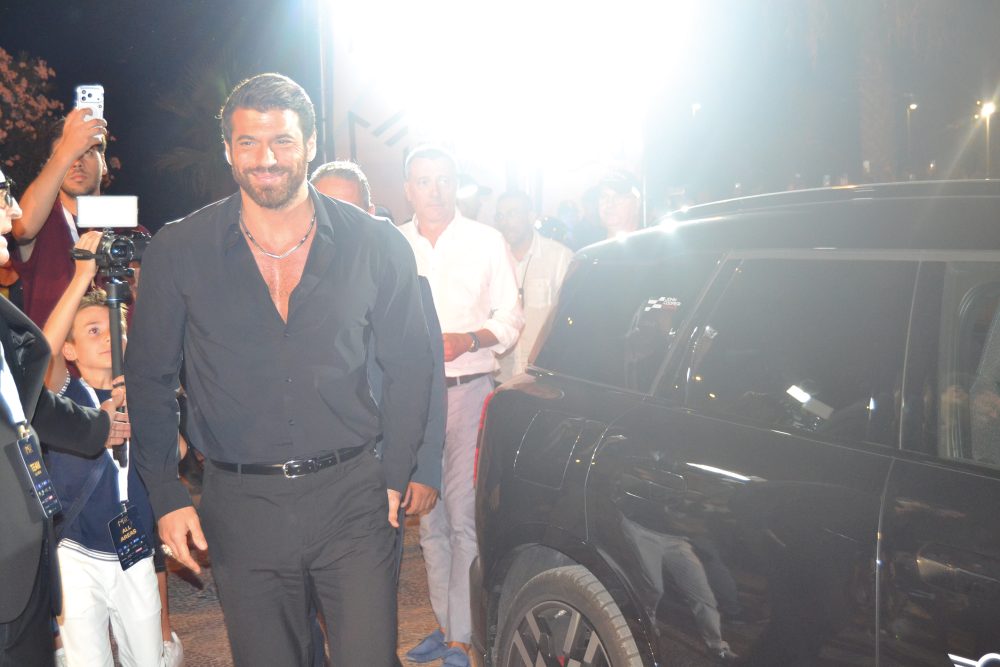 Can Yaman: «L’amore del pubblico è stata l’emozione più grande per me» 1 Il suo arrivo al MGFF: applausi, flash e tutto l'amore delle fan per Can Yaman (36).