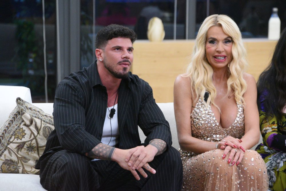 "GF Vip", prima puntata col botto: Ilary, vestita di bianco e con la fede al dito, asfalta Totti e Bocchi