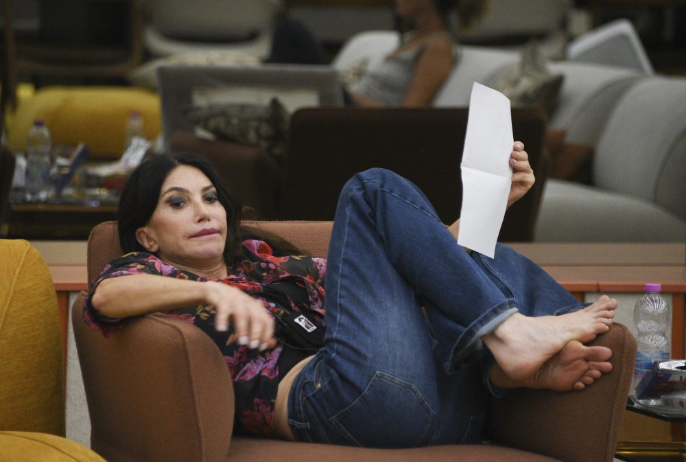 "Gf Vip", tra Carmen e Valeria volano stracci. E nella notte scoppia il "cacca-gate" 2 "Gf Vip", tra Carmen e Valeria volano stracci. E nella notte scoppia il "cacca-gate"