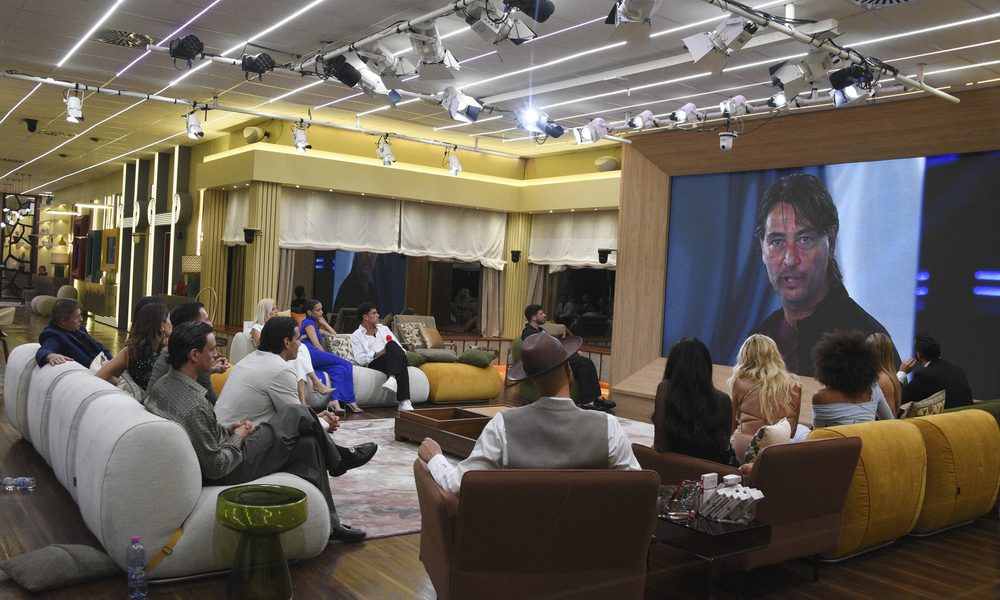Colpo di scena a “GF Vip”: la squalifica di Simone è sospesa e potrebbe ritornare in casa