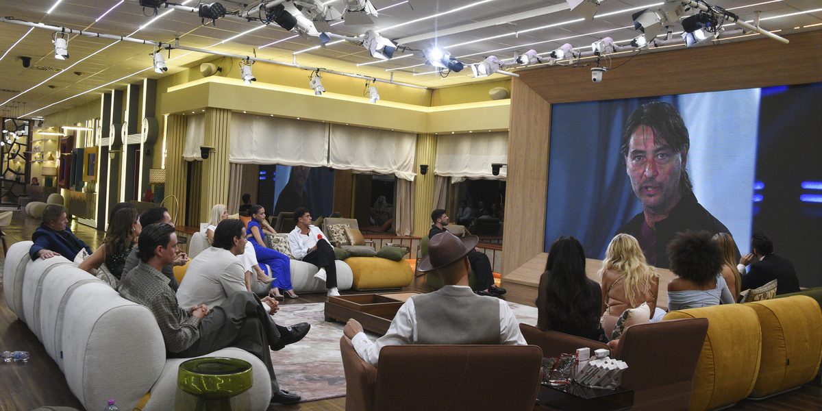 Colpo di scena a “GF Vip”: la squalifica di Simone è sospesa e potrebbe ritornare in casa Colpo di scena a “GF Vip”: la squalifica di Simone è sospesa e potrebbe ritornare in casa