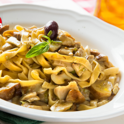 Tagliatelle con crema di funghi e nocciole Tagliatelle con crema di funghi e nocciole