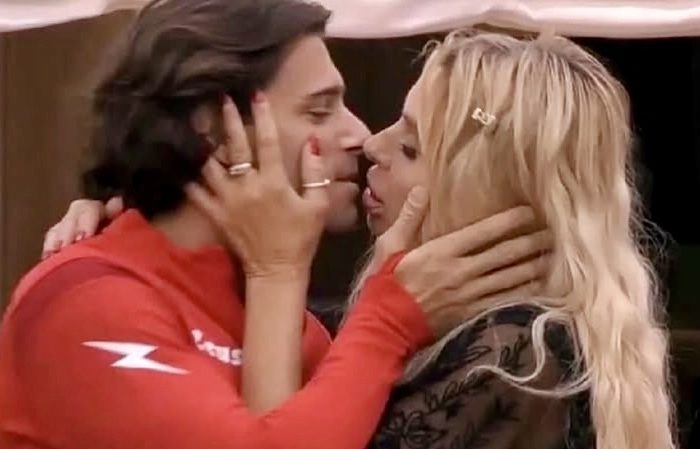 "GF Vip", Valeria Marini invaghita di Giacomo:«Jack, voglio essere la tua Rose»