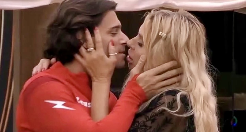 “GF Vip”, Valeria Marini invaghita di Giacomo:«Jack, voglio essere la tua Rose» "GF Vip", Valeria Marini invaghita di Giacomo:«Jack, voglio essere la tua Rose»
