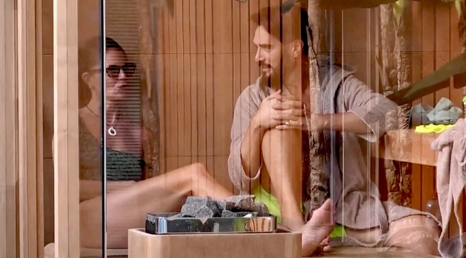 "GF Vip", nella sauna è scattata la chimica artistica tra Alex e Marina. Lui la avverte:«Rischi tantissimo!»