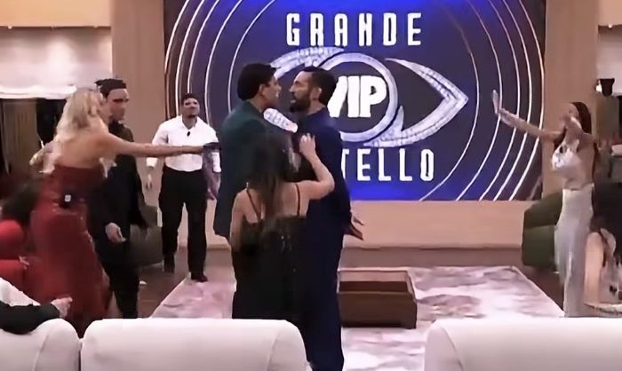 “GF Vip”, Alex Belli is back: è lite furiosa con Roncaccia. Era tutto preparato? "GF Vip", Alex Belli is back: è lite furiosa con Roncaccia. Era tutto preparato?