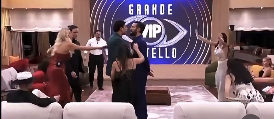 “GF Vip”, Alex Belli is back: è lite furiosa con Roncaccia. Era tutto preparato? "GF Vip", Alex Belli is back: è lite furiosa con Roncaccia. Era tutto preparato?