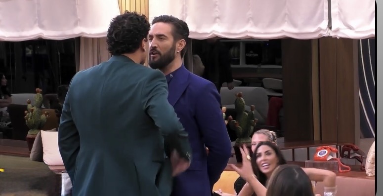 "GF Vip", Alex Belli is back: è lite furiosa con Roncaccia. Era tutto preparato? 1 "GF Vip", Alex Belli is back: è lite furiosa con Roncaccia. Era tutto preparato?
