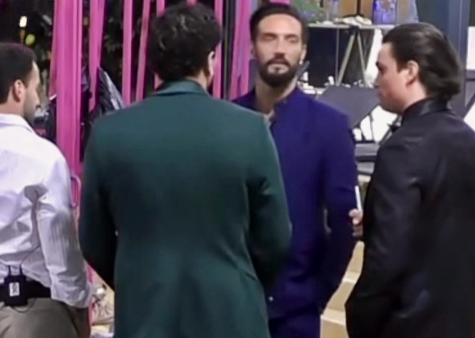 "GF Vip", Alex Belli is back: è lite furiosa con Roncaccia. Era tutto preparato? 3 "GF Vip", Alex Belli is back: è lite furiosa con Roncaccia. Era tutto preparato?