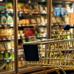 Il carrello della rinuncia: quasi una famiglia su tre taglia sul cibo famiglia