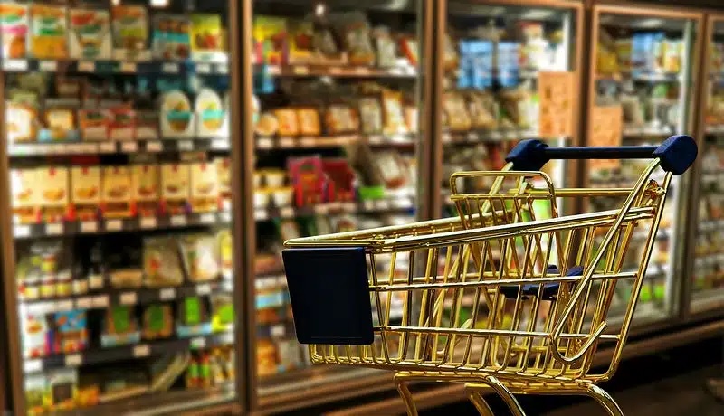 Il carrello della rinuncia: quasi una famiglia su tre taglia sul cibo famiglia