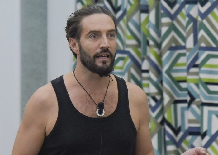 “GF Vip 9”, colpo di scena clamoroso su Piera Meloni e Alessandro Roncaccia: Alex Belli svela il mistero dei contratti “GF Vip 9”, colpo di scena clamoroso su Piera Meloni e Alessandro Roncaccia: Alex Belli svela il mistero dei contratti