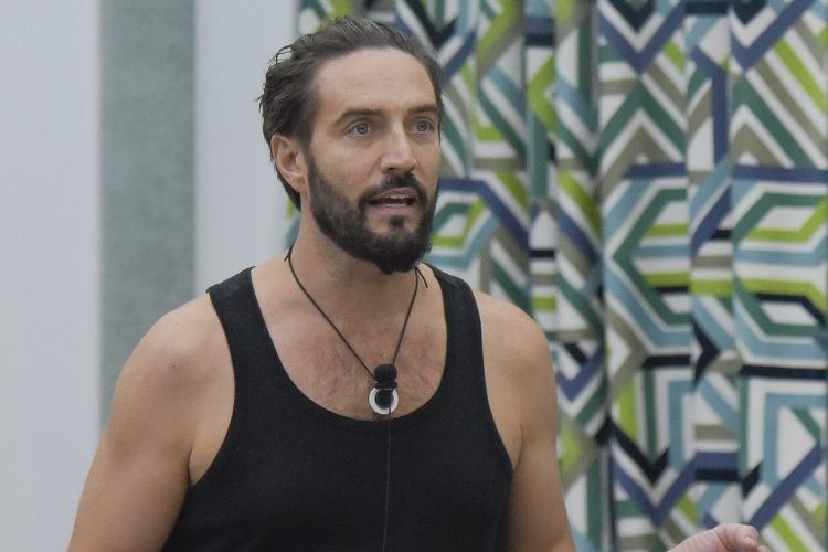 “GF Vip 9”, colpo di scena clamoroso su Piera Meloni e Alessandro Roncaccia: Alex Belli svela il mistero dei contratti “GF Vip 9”, colpo di scena clamoroso su Piera Meloni e Alessandro Roncaccia: Alex Belli svela il mistero dei contratti