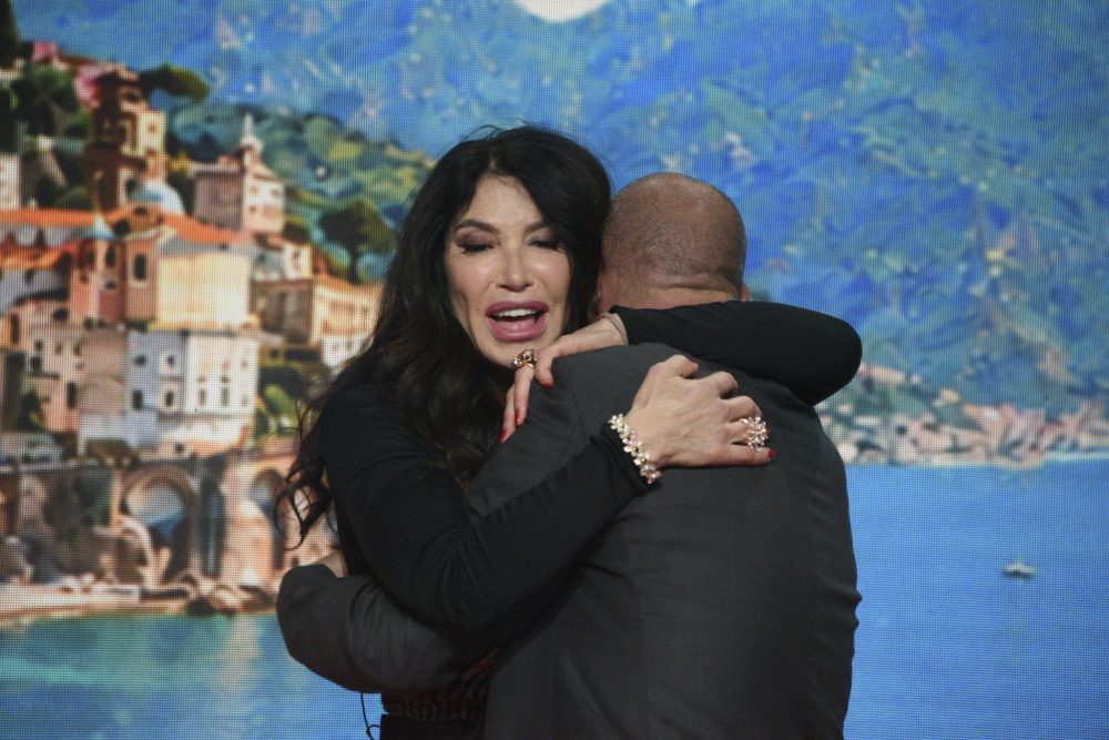 "GF Vip", Carmen Di Pietro ritrova il suo primo amore: entra Luigi l’olivaro e scatta il bacio 2 "GF Vip", Carmen Di Pietro ritrova il suo primo amore: entra Luigi l’olivaro e scatta il bacio