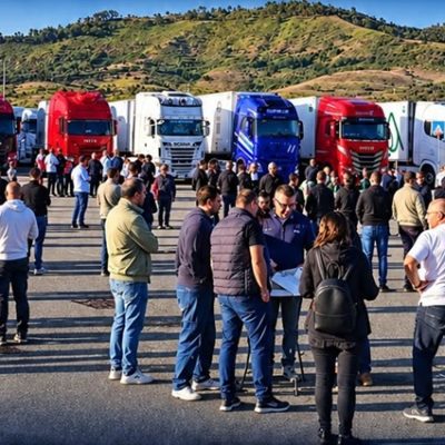 L’altra Italia che protesta: al Sud l’abbraccio pacifico tra studenti e camionisti contro il carovita sud