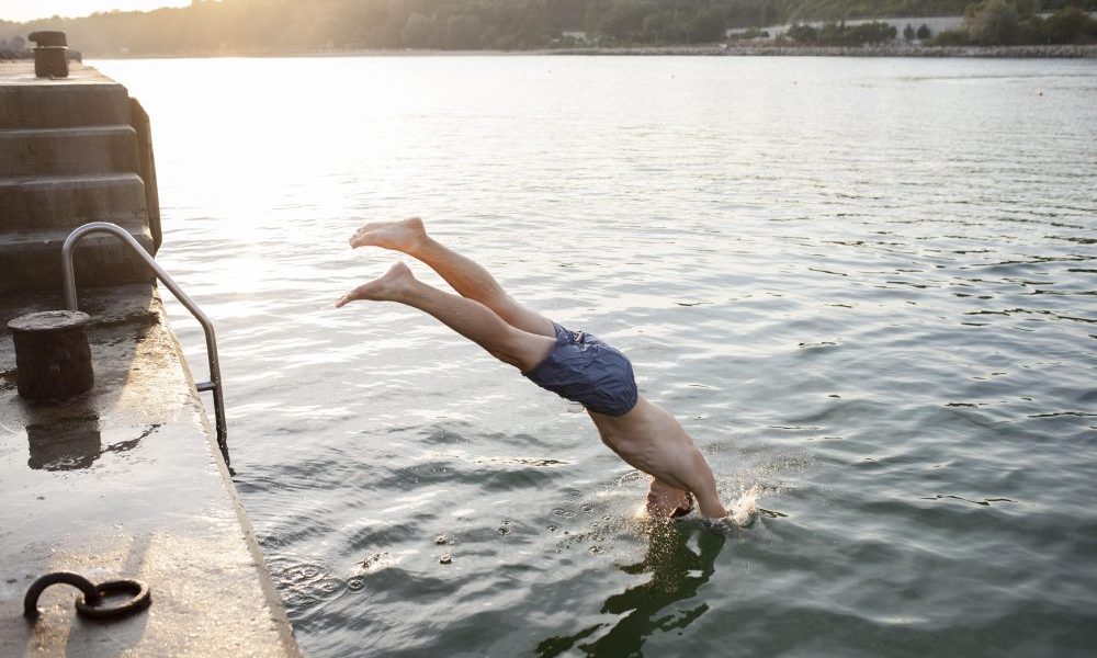 Il fascino di un tuffo gelato: perché sempre più persone fanno il bagno nei laghi anche in autunno Il fascino di un tuffo gelato: perché sempre più persone fanno il bagno nei laghi anche in autunno