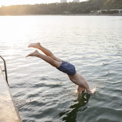 Il fascino di un tuffo gelato: perché sempre più persone fanno il bagno nei laghi anche in autunno Il fascino di un tuffo gelato: perché sempre più persone fanno il bagno nei laghi anche in autunno