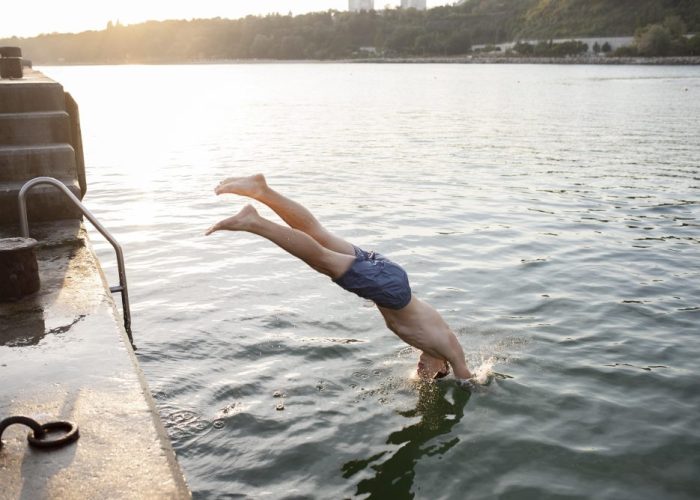 Il fascino di un tuffo gelato: perché sempre più persone fanno il bagno nei laghi anche in autunno