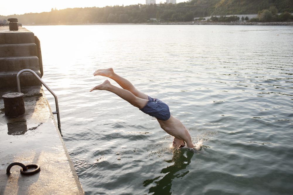 Il fascino di un tuffo gelato: perché sempre più persone fanno il bagno nei laghi anche in autunno Il fascino di un tuffo gelato: perché sempre più persone fanno il bagno nei laghi anche in autunno
